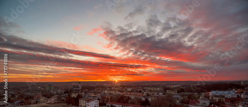 Wyjątkowo, spektakularnie kolorowy zachód słońca nad miastem (Ostrowiec) na zachmurzonym niebie, w tle widać Góry Świętokrzyskie.