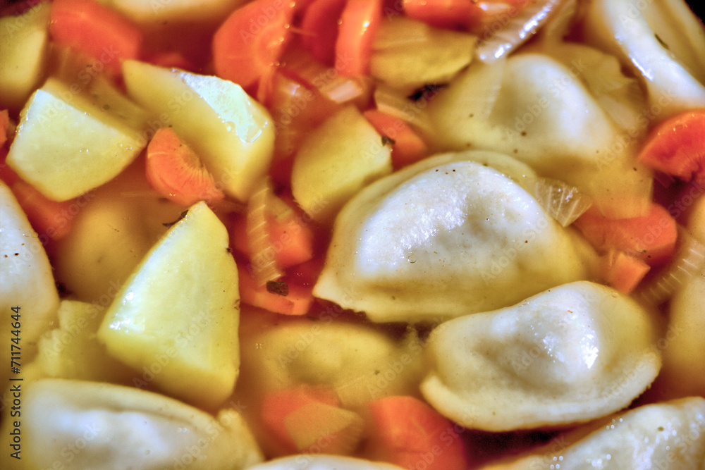 Pelmeni-Suppe/Eintopf, mit Kartoffeln, Möhren und Zwiebeln Pelmeni-Suppe/Eintopf, mit Kartoffeln, Möhren und Zwiebeln