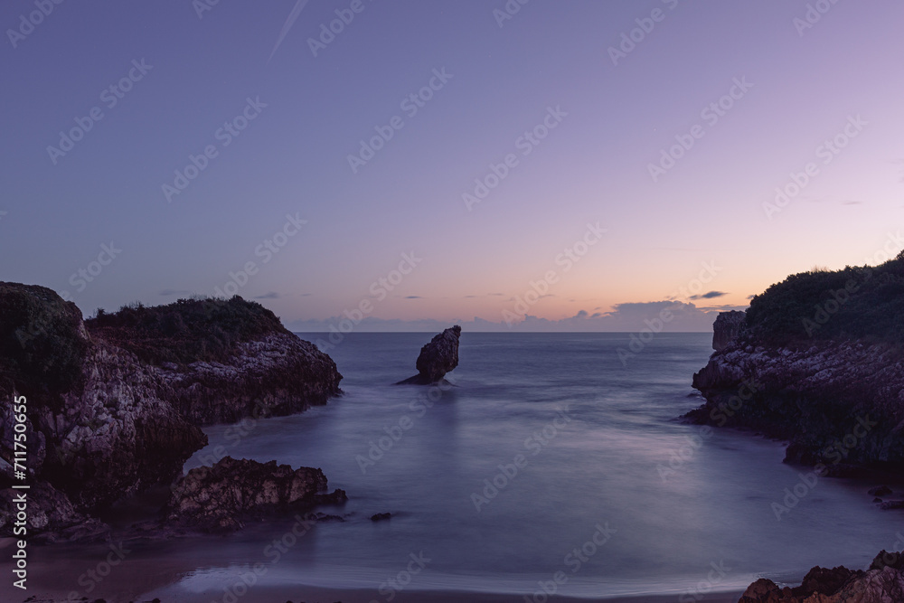 Picón de Buelna.
Sky, sea and land are concentrated in the Buelna cove with a first-class landscape landmark.