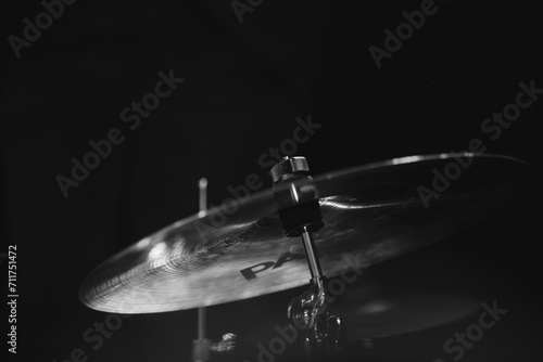 Détail d'une cymbale en noir et blanc lors d'un concert