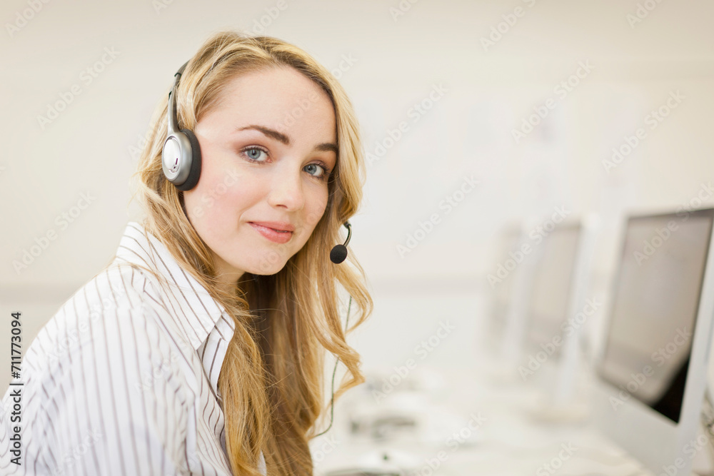 junge Erwachsene und Studenten mit Headset junge Erwachsene und Studenten mit Headset