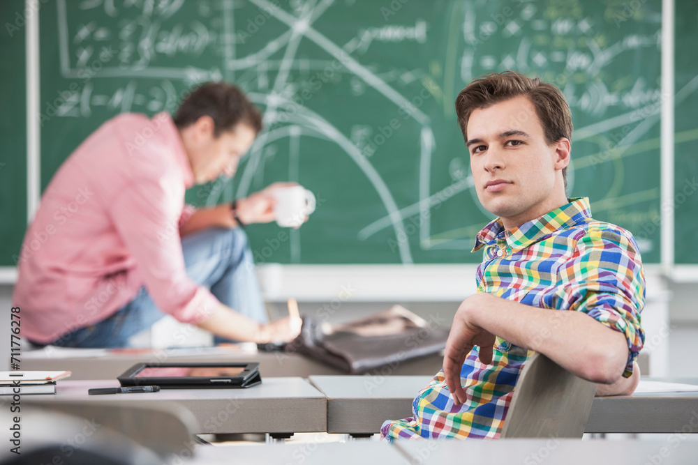 Dozent mit Student im Hörsaal Dozent mit Student im Hörsaal