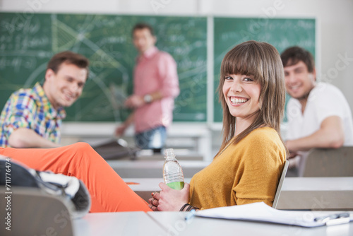 Studenten entspannt im Klassenzimmer photo