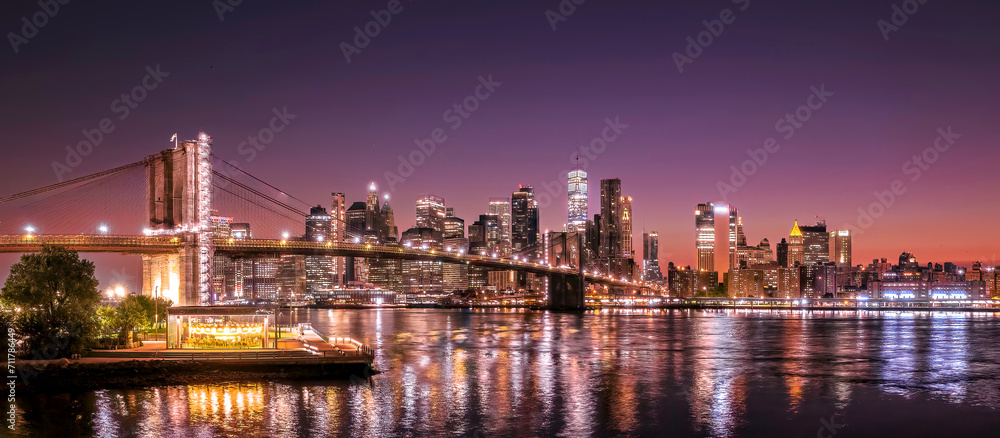 Naklejka premium Brooklyn Bridge and Lower Manhattan sunset