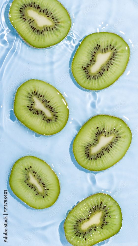 Fototapeta premium slices of kiwi in water