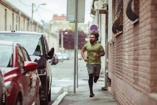 Man jogging in urban alley © Vorda Berge