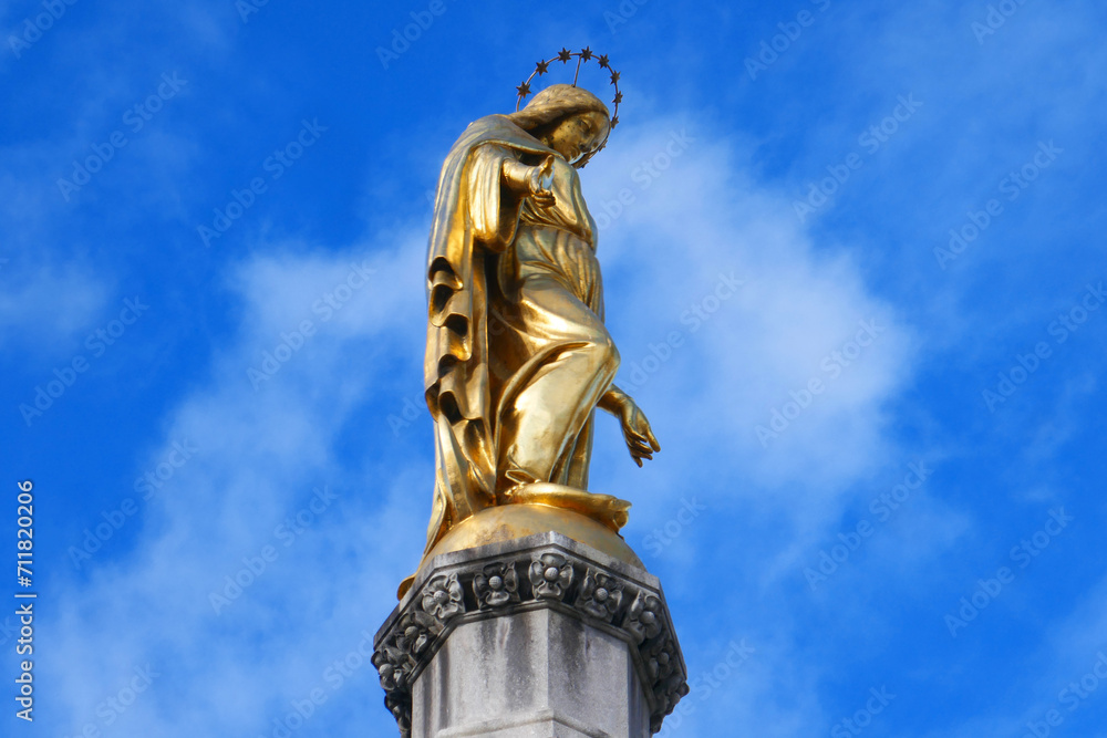 Zagreb-Skulptur des Goldenen Engel vor der Kathedrale