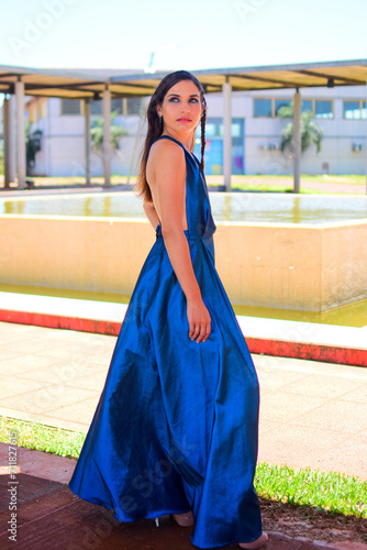 Hermosa mujer caucasica posando con elegante vestido en un dia de verano 