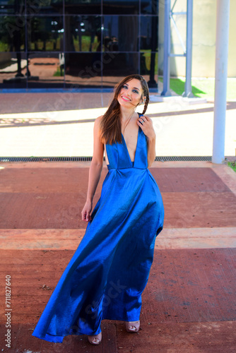 Hermosa mujer caucasica posando con elegante vestido en un dia de verano 