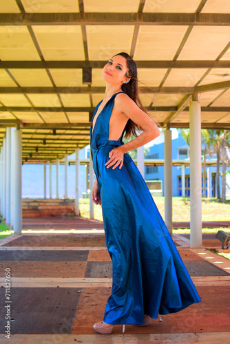 Hermosa mujer caucasica posando con elegante vestido en un dia de verano 