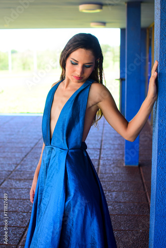 Hermosa mujer caucasica posando con elegante vestido en un dia de verano 
