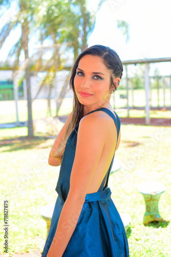 Hermosa mujer caucasica posando con elegante vestido en un dia de verano 
