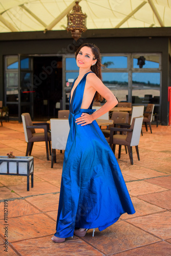 Hermosa mujer caucasica posando con elegante vestido en un dia de verano 
