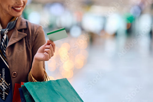 Close up of woman buying with credit card in shopping mall.