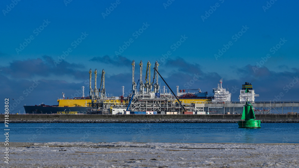 Szaro-żółty gazowiec zacumowany do terminala w gazoporcie w Świnoujściu.