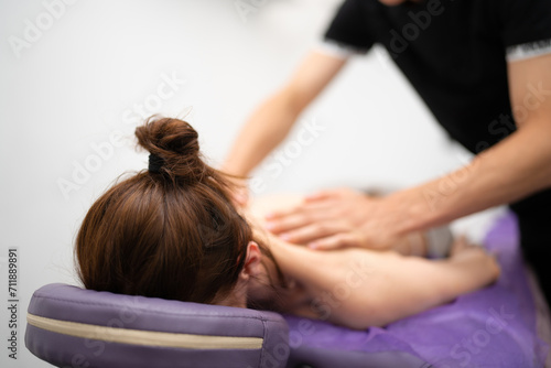 Obraz na płótnie Professional Masseur Performing Back Massage at Spa w salonie
