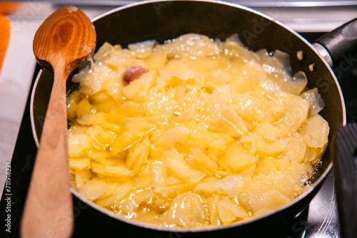 Patatas en aceite caliente para cocinar una tortilla española. Tortilla de patatas. e