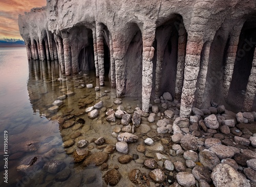 Φωτογραφία Natural columns in lake. Lake Crowley. California. USA