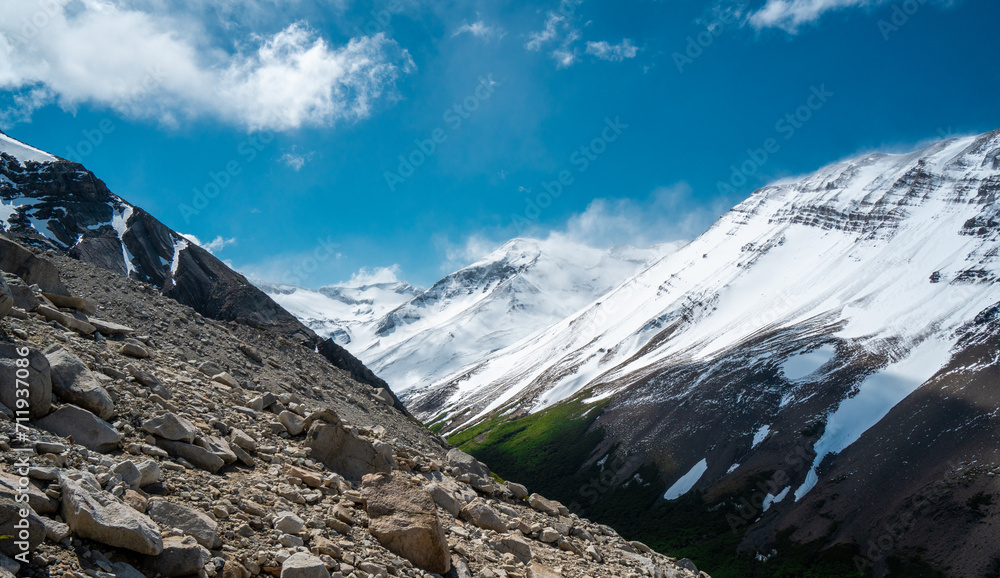 Naklejka premium snow covered mountains under clouds