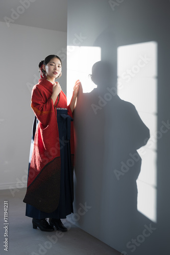 着物姿が美しい若い日本人女性 アンニュイな表情 縦の全身