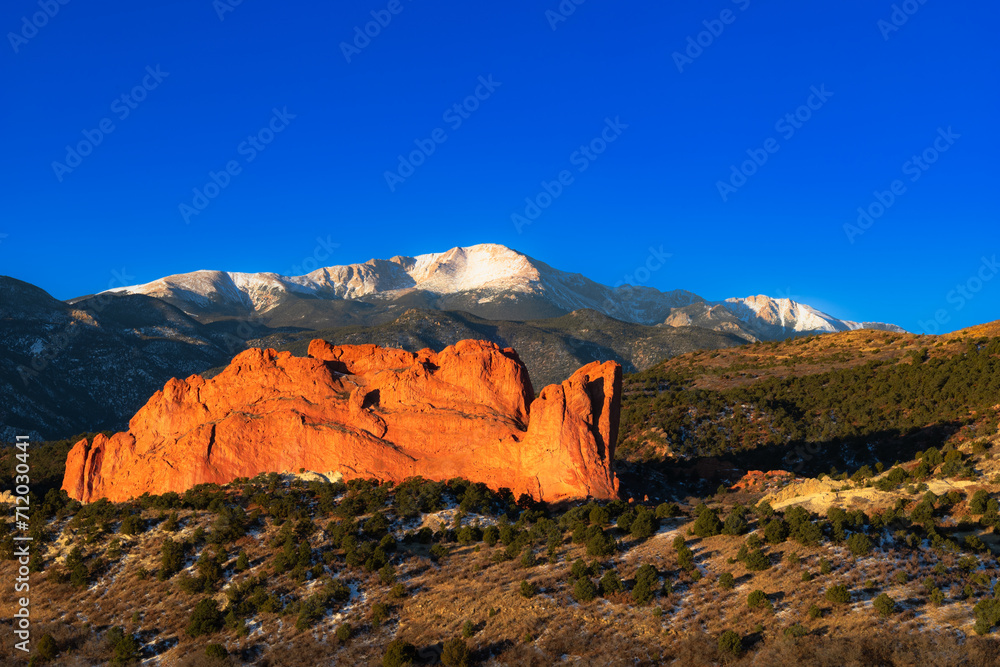 Obraz premium Sunrise at Garden of the Gods with Pikes Peak looming