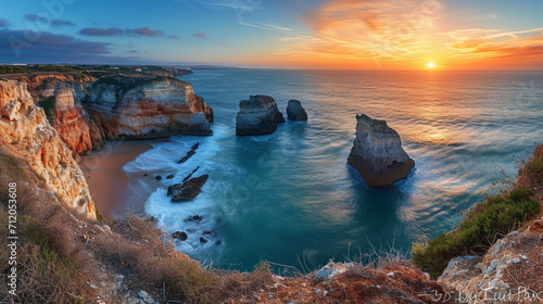 プライア・ド・バジェ・デ・センタネス、ポルトガル南部のアルガルヴェの夕暮れ時の地中海に面した美しい海岸GenerativeAI