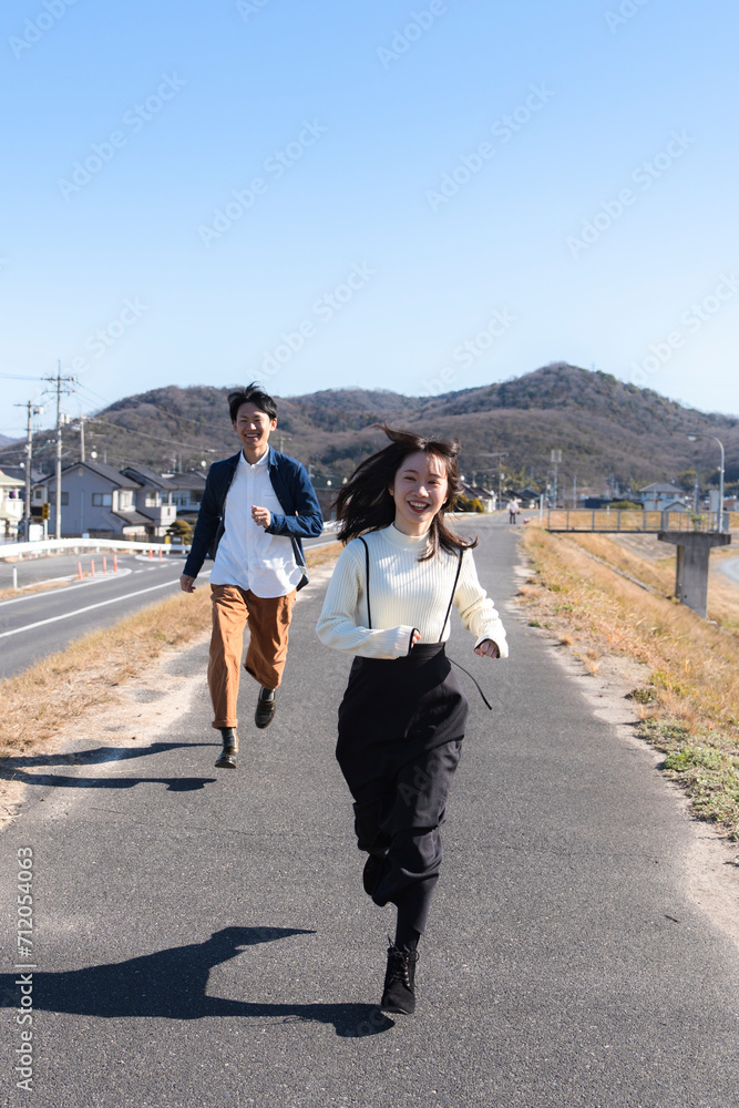 走る若い男女 走る若い男女