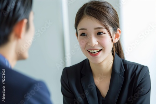 笑顔で同僚と談笑する会社員の日本人女性の会社員（商談・会議・ランチ・OL）