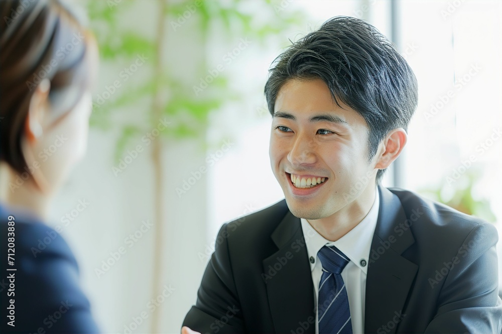 笑顔で同僚と談笑する会社員の日本人男性の会社員(商談・会議・ランチ・ビジネスマン) 笑顔で同僚と談笑する会社員の日本人男性の会社員(商談・会議・ランチ・ビジネスマン)