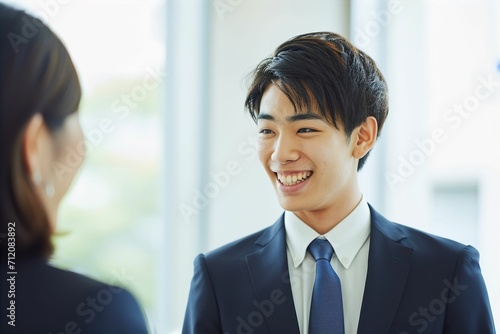 笑顔で同僚と談笑する会社員の日本人男性の会社員（商談・会議・ランチ・ビジネスマン） photo