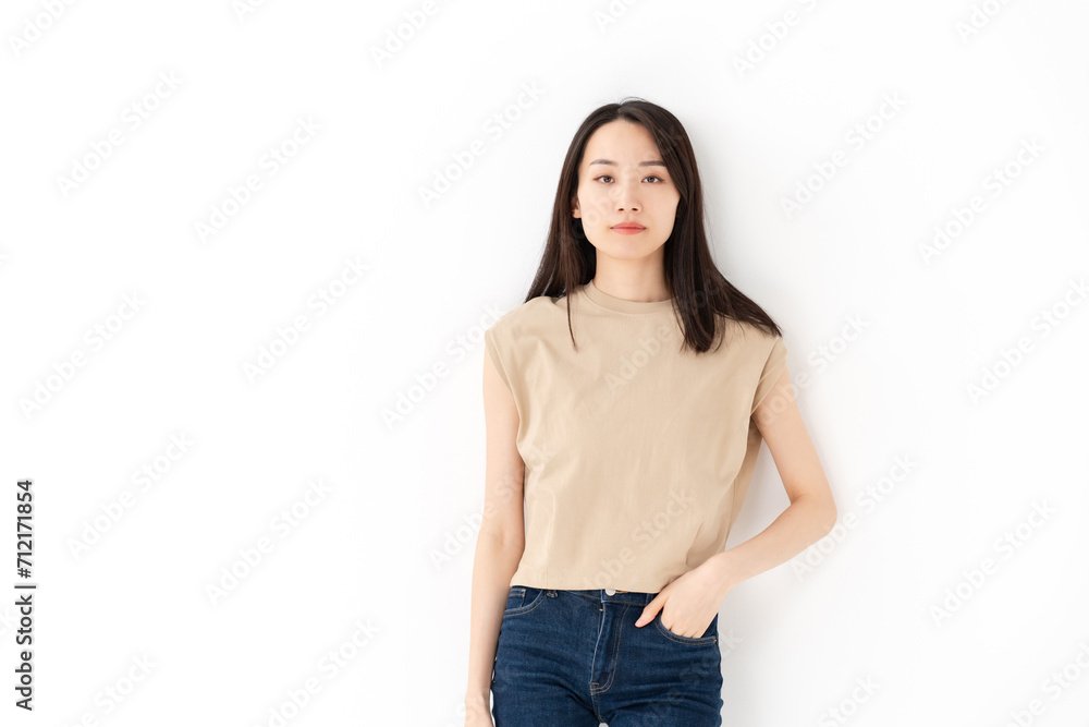 カジュアルファッションの女性ポートレート カジュアルファッションの女性ポートレート