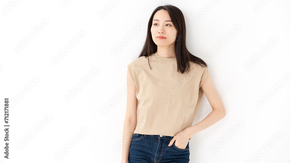カジュアルファッションの女性ポートレート カジュアルファッションの女性ポートレート