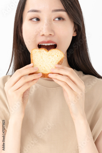 パンを食べる女性