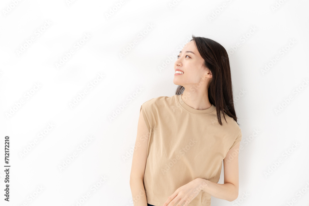 カジュアルな服装の女性