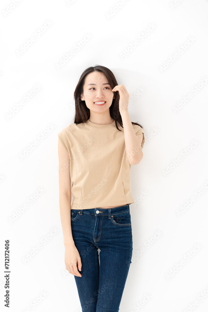 カジュアルな服装の女性 カジュアルな服装の女性