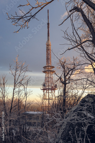 Maszt radiowo-telewizyjny o wschodzie słońca na szczycie góry Ślęża © Kacper