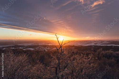 Fototapeta Naklejka Na Ścianę i Meble -  Wschód słońca ze szczytu wieży widokowej na szczycie góry Ślęża, Polska
