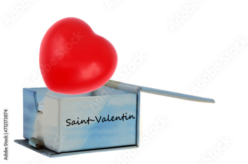 Concept Saint-Valentin avec des cœurs de différentes tailles sortant d'une boîte sur fond blanc
