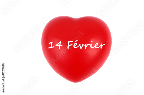 Concept Saint-Valentin avec un cœur et la date inscrite dessus en gros plan sur fond blanc