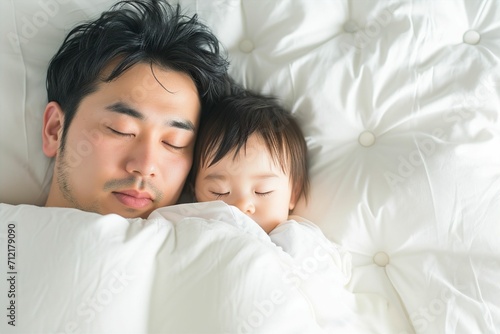 ベッドで寝ている日本人親子のポートレート（睡眠・うたたね・寝る・お父さん・息子）
