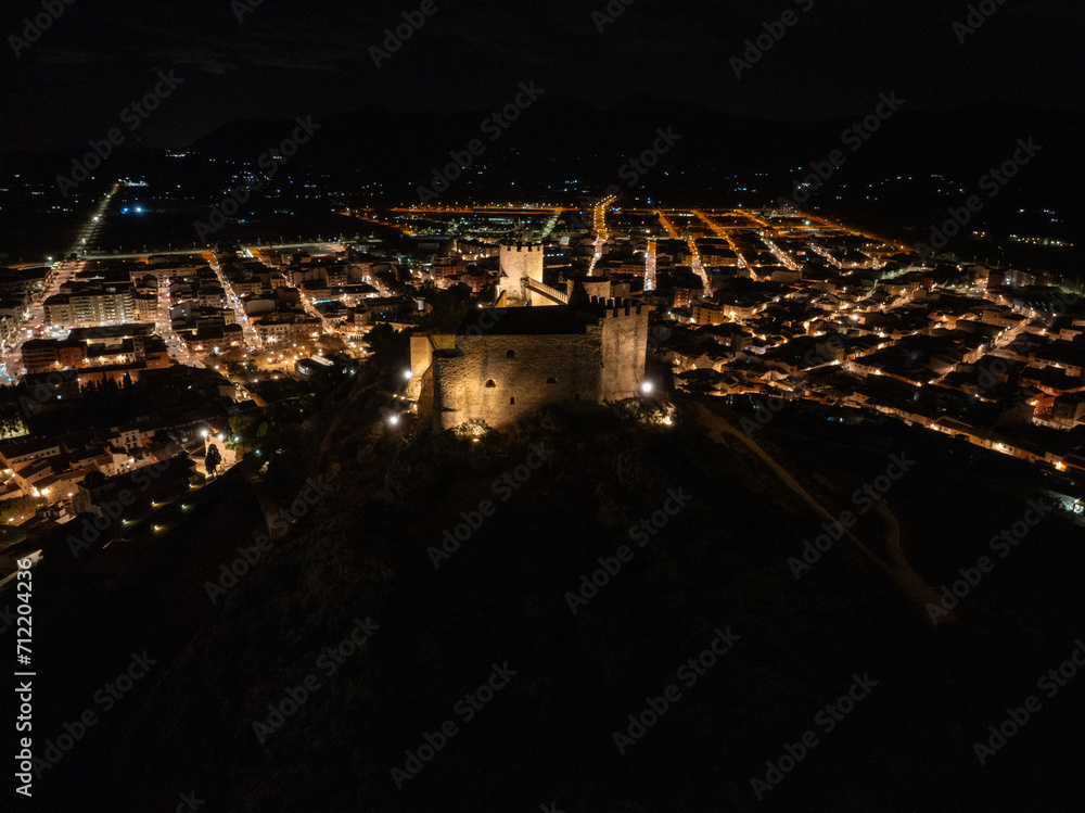 Castillo de Castalla de noche a vista de drone