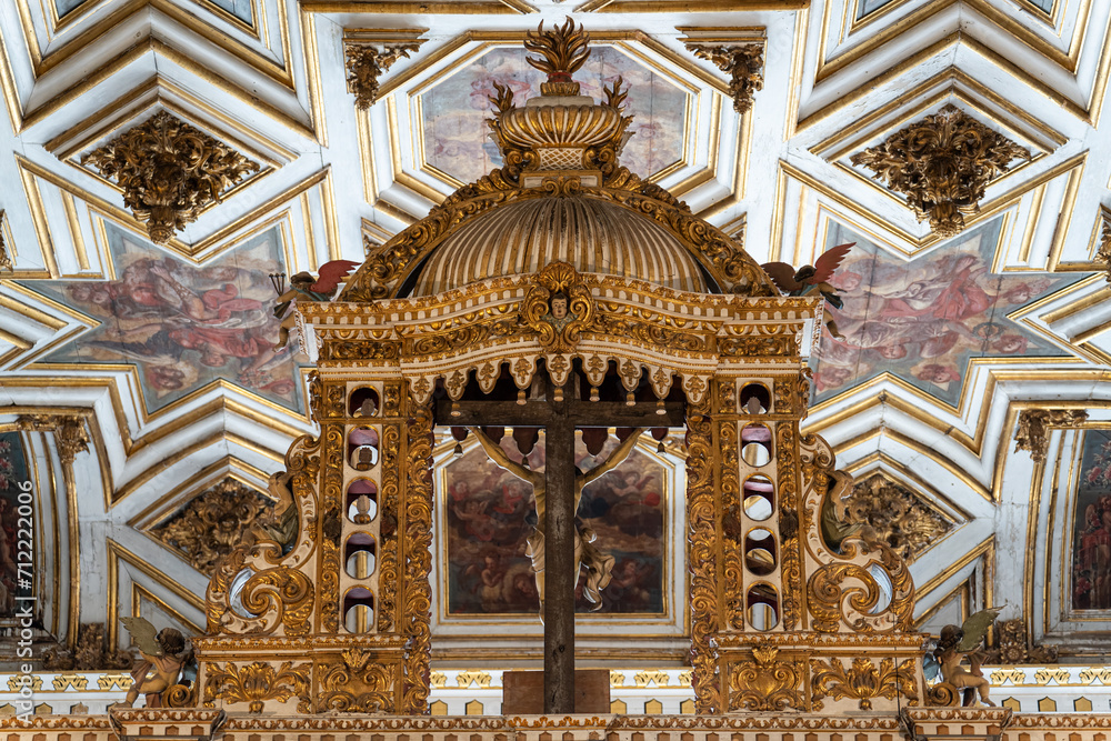 Obraz premium Ornate Golden Altarpiece in Baroque Style Church Interior