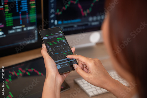 Investors are trading stocks. In the electronic market Through computer By the internet via mobile phone.