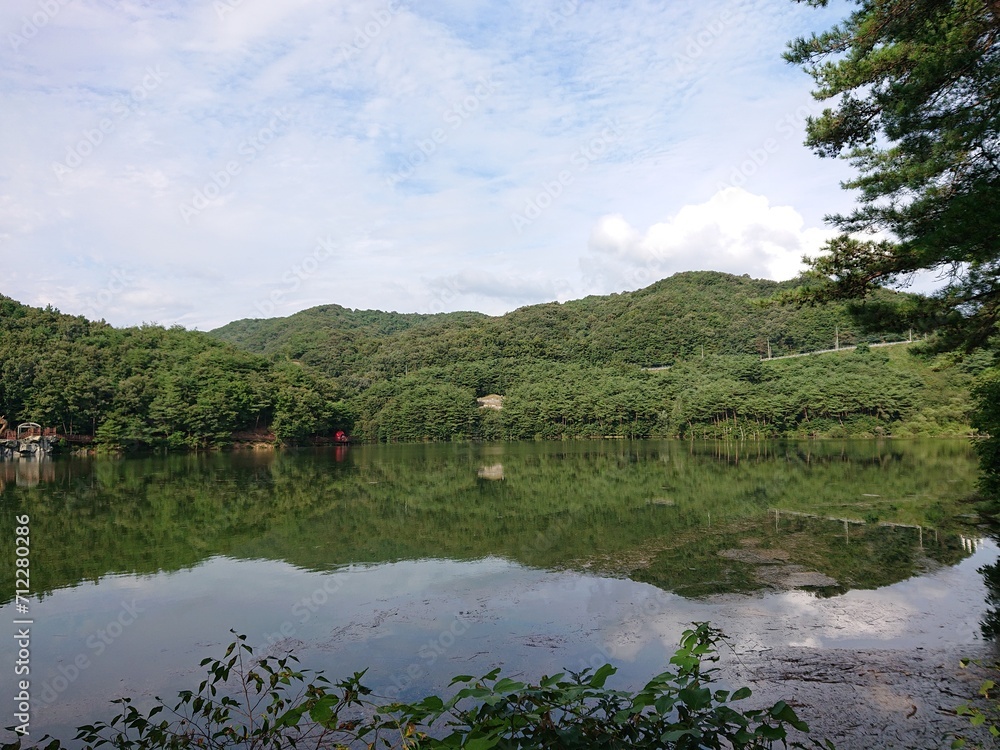 Fototapeta premium 고요한 호수 풍경