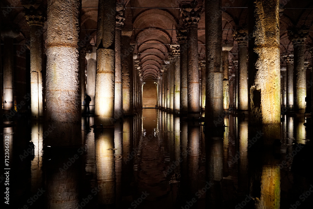 Obraz premium ISTANBUL, TURKEY - JANUARY 9, 2024: Basilica Cistern of Istanbul, the largest ancient cistern of the city after a long term restoration work illuminated by italian architect