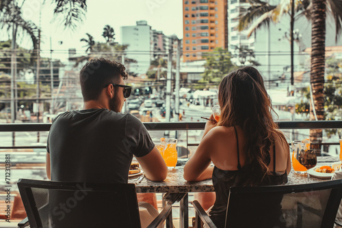 Casal comendo em um restaurante na área externa no Brasil 