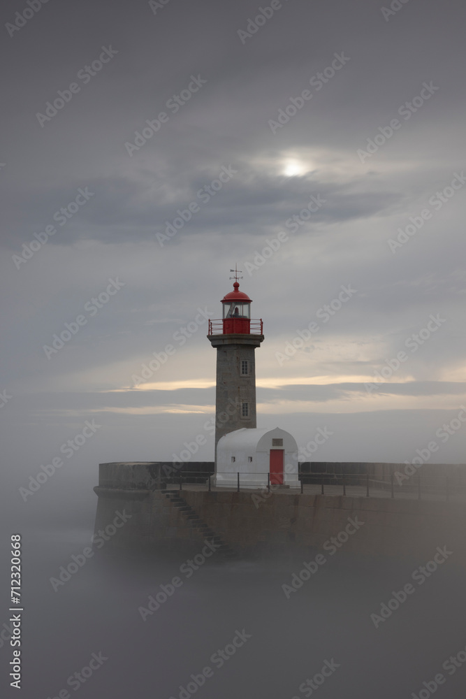 Faro de Oporto un dia nublado al atardecer