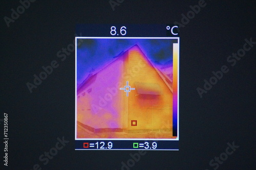 Quadro em tela thermography with a thermal imaging camera of a residential building in winter