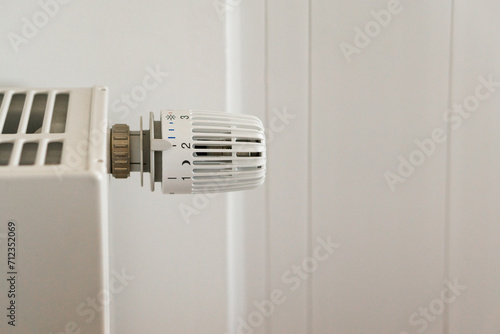Foto White radiator in home focused on the thermostat