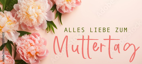 Alles Liebe zum Muttertag Feiertag Grußkarte - Papier, Rahmen mit deutschem Text und Pfingstrosen auf pink aprikot Tisch Hintergrund, Draufsicht photo